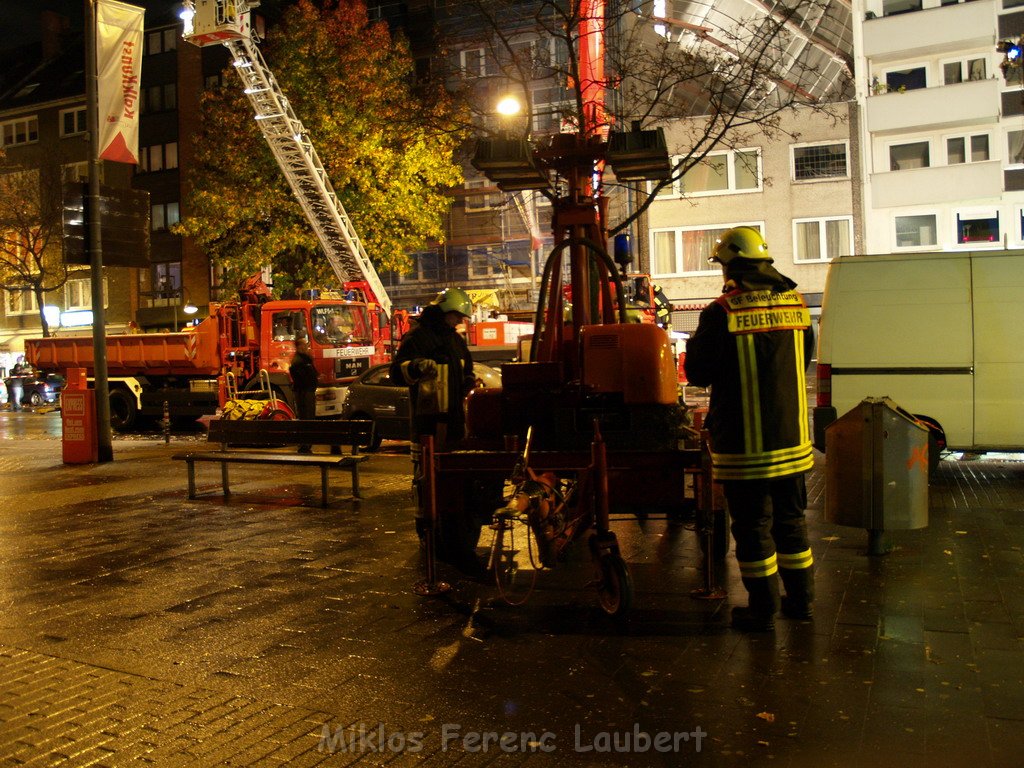 Sturm 3 Geruest droht auf die Strasse zu stuerzen Koeln Kalk Kalker Hauptstr   P149.JPG